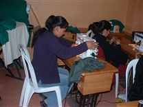 Alumna cosiendo. Ver imagen ampliada a través de Lightbox. Puede provocar un cambio de contexto.